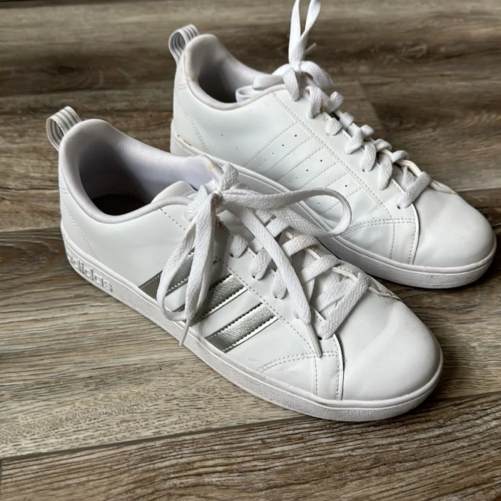 Adidas shoes athletic white silver size 8.5 gently used metallic stripes